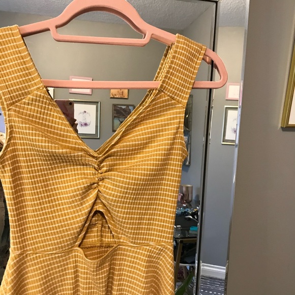 Mustard yellow stripped dress with cutout - Picture 2 of 4